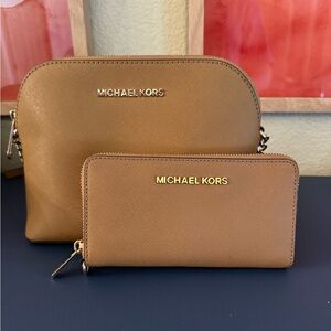 Michael Kors- Crossbody Gold Hardware- Includes matching wallet
